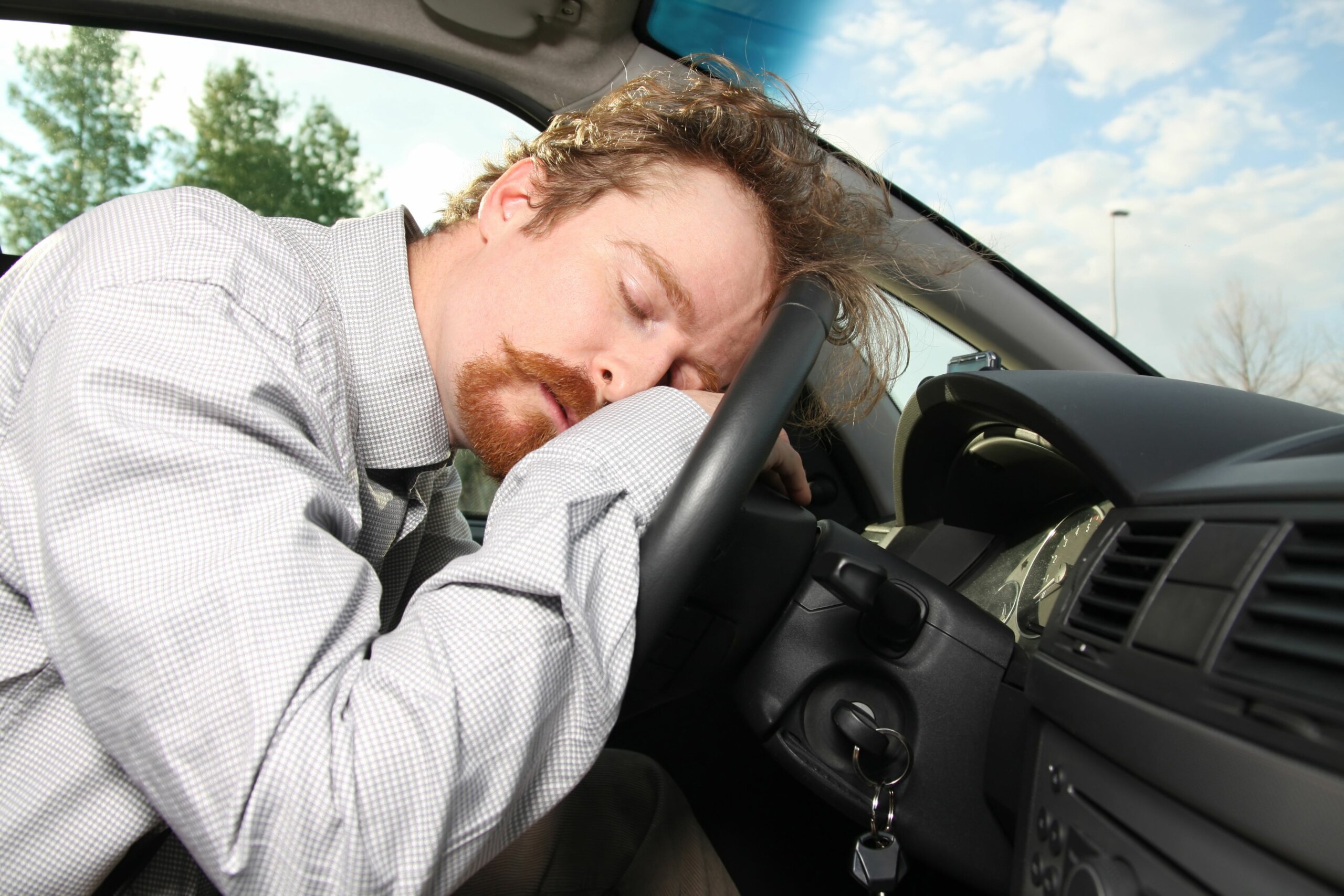 Руль шофера. Усталый водитель. Человек в машине. Уснул за рулем.
