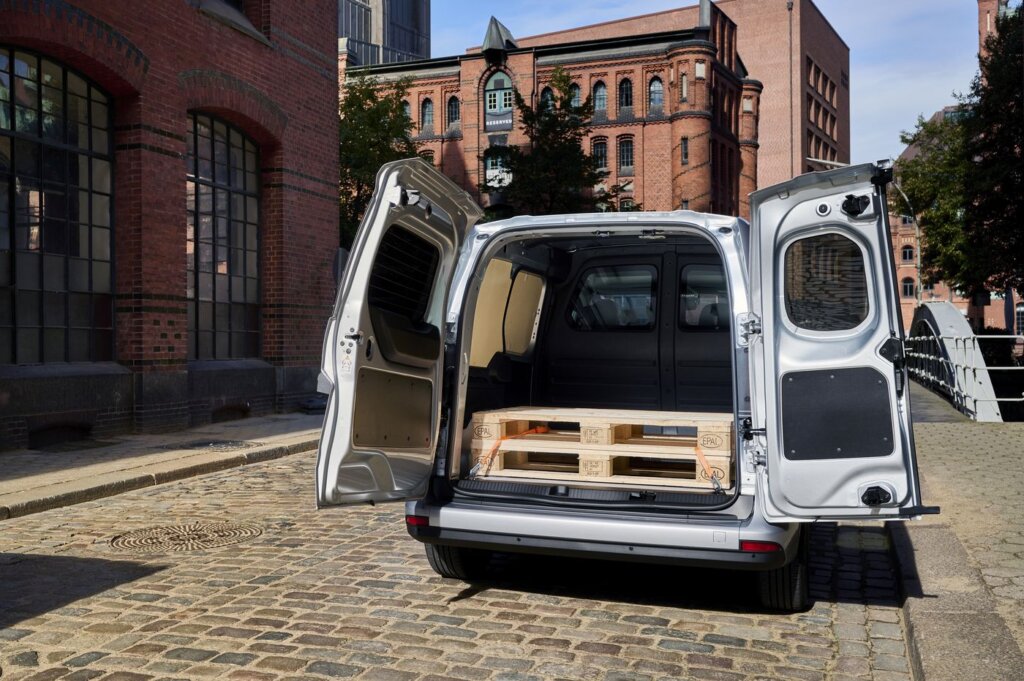 Mercedes-Benz Vans ha introdotto sul mercato la seconda generazione del suo Citan – “City Titan” – nella doppia versione Furgone, per il trasporto merci, e Tourer, per quello passeggeri. L’abbiamo testato ad Amburgo, durante un incontro ravvicinato 